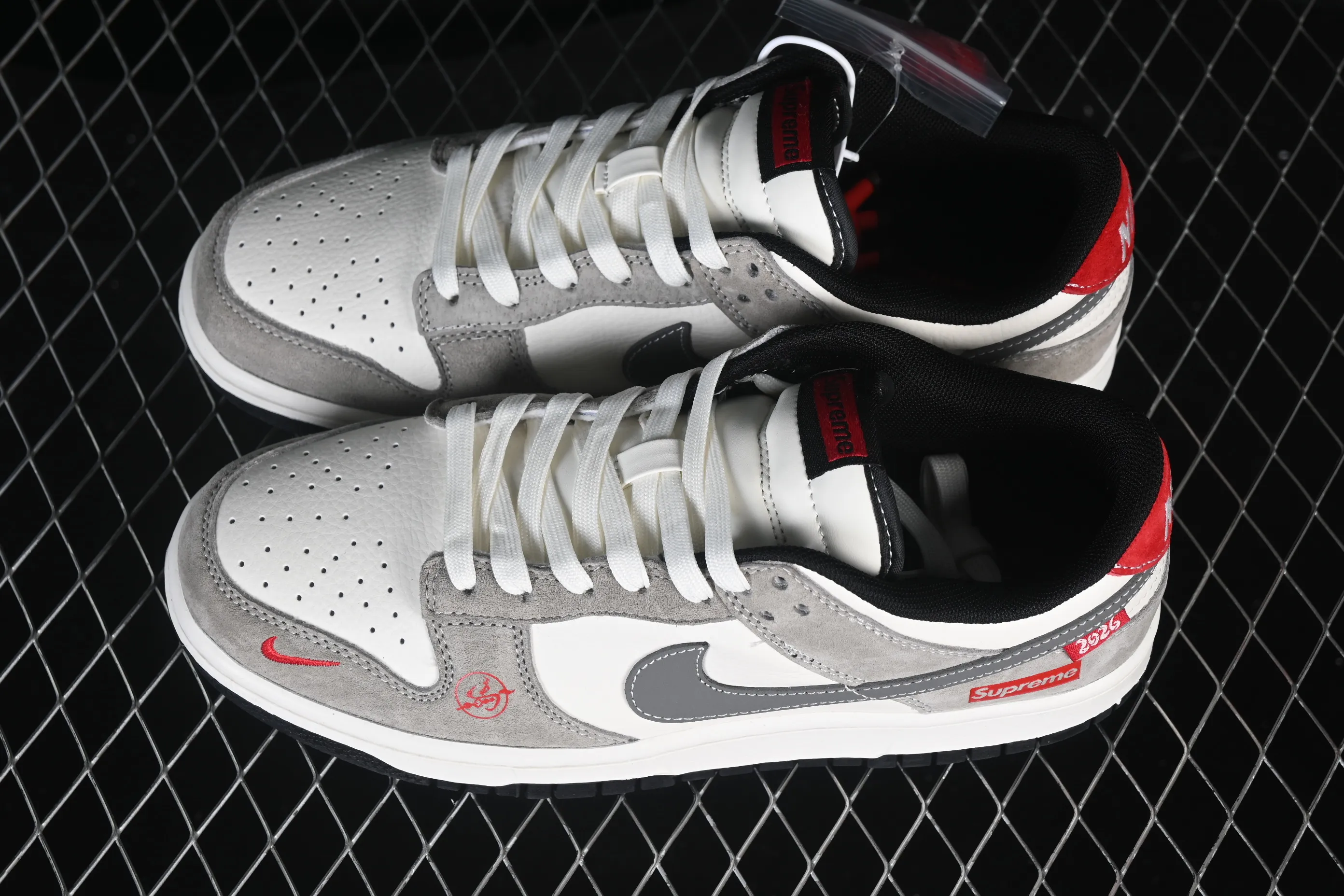 All categories Nk SB Dunk Series Nk SB Dunk Low High-end customized low-top sneakers Nike SB Dunk Low Year of the Horse limited edition Gray and white suede High-end customized low-top casual skateboard shoes XZ5899-113